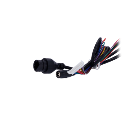 Cabo elétrico com múltiplos fios coloridos e vários conectores