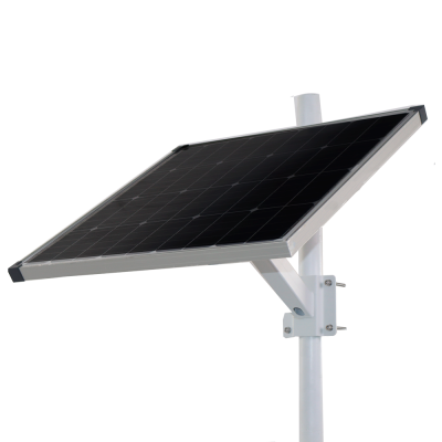 Painel solar fotovoltaico preto com suporte branco fixado a poste branco