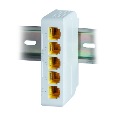 Dispositivo branco com portas Ethernet amarelas montado numa barra metálica prateada