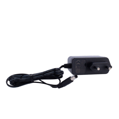 Adaptador de energia preto com ficha de dois pinos e cabo enrolado
