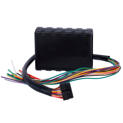 Módulo eletrônico com fios coloridos e conector preto