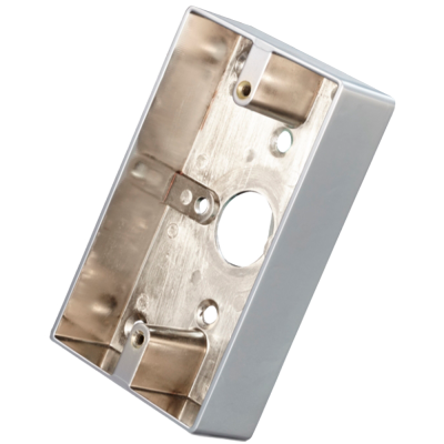 Caixa metálica retangular prateada com orifício circular central e parafusos