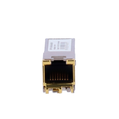 Conector RJ45 metálico dourado com etiqueta e fundo branco