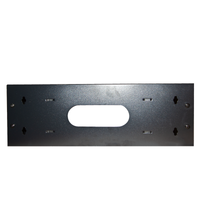 Painel metálico preto com abertura oval e furos para montagem