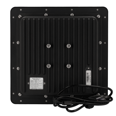 Painel tecnológico negro com cabo USB enrolado e etiqueta de modelo