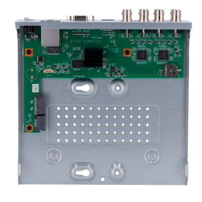 Dispositivo eletrónico com circuito impresso verde e superfície metálica perfurada