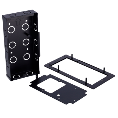 Peças metálicas pretas para montagem, incluindo uma caixa retangular com furos circulares e duas placas planas com orifícios, sobre fundo branco