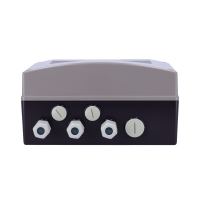 Caixa eletrónica cinza e preta com conectores na parte inferior