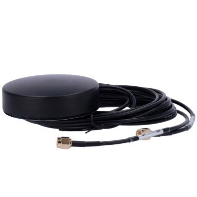 Antena circular preta com cabo e conectores metálicos em fundo branco