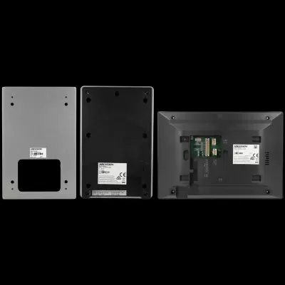 Três partes traseiras de dispositivos eletrônicos Hikvision, metal cinzento e plástico preto, etiquetas visíveis
