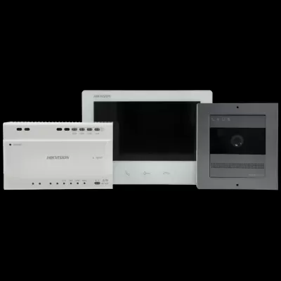 Conjunto Hikvision com monitor branco, módulo branco com LEDs e painel de entrada cinza com câmara