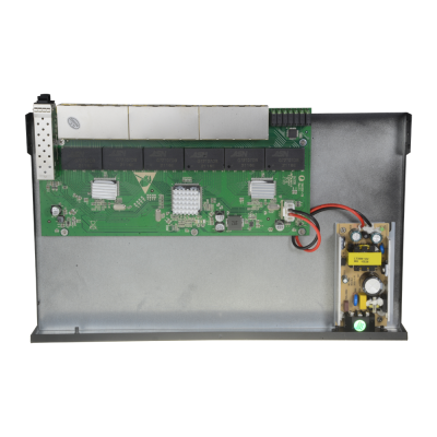 Placa eletrónica verde com componentes e dissipadores, base metálica cinzenta