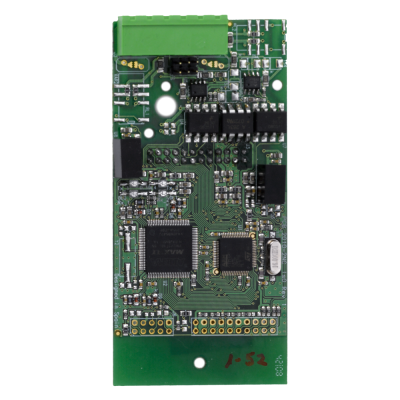 Placa de circuito impresso verde com componentes electrónicos e texto impresso