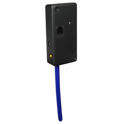 dispositivo eletrônico preto com cabo azul e porta RJ45