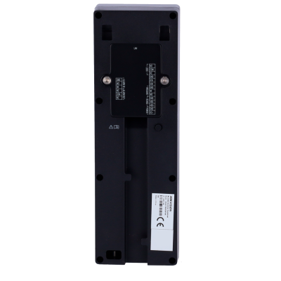 Parte traseira de dispositivo eletrónico preto com etiquetas e marcações