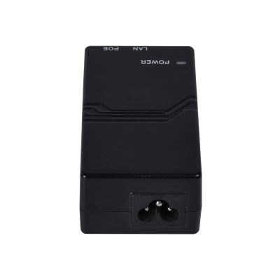 Adaptador PoE preto com conectores LAN e POE e texto branco