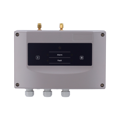 Caixa eletrónica cinzenta e painel com indicadores de alarme e falha