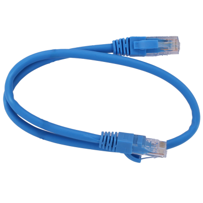 Cabo de rede azul com conectores RJ45