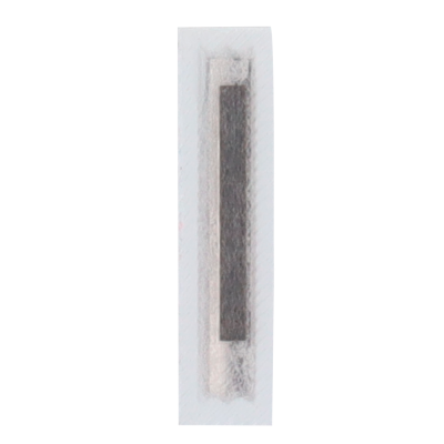 Palito fino branco com faixa preta embalado em plástico.