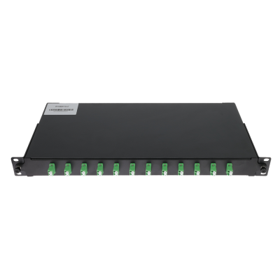 Painel de fibra óptica preto com 12 conectores verdes e etiqueta branca