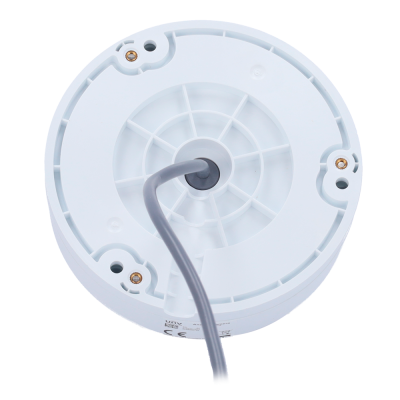 Vista inferior de uma câmara de segurança branca com cabo cinza