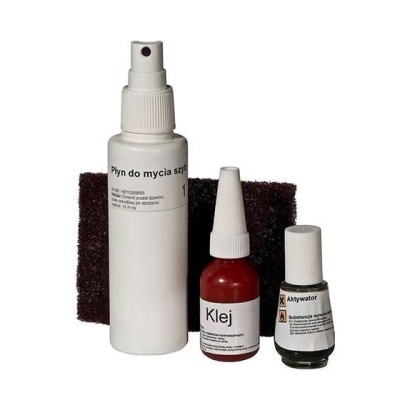 Conjunto de três frascos de produtos líquidos com etiquetas e esponja escura ao fundo