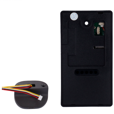 Peças eletrónicas pretas com fios e circuito exposto.