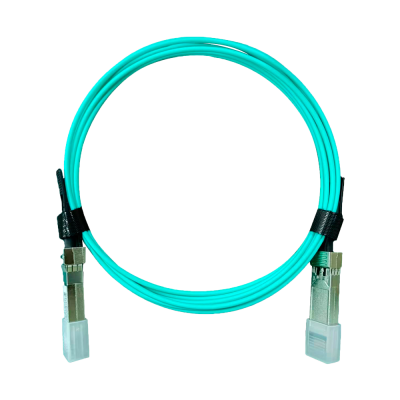 Cabo de fibra óptica azul-turquesa com conectores metálicos e tampas plásticas