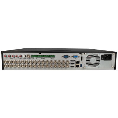 Dispositivo eletrônico com várias portas BNC, HDMI, LAN, áudio e vídeo num fundo branco