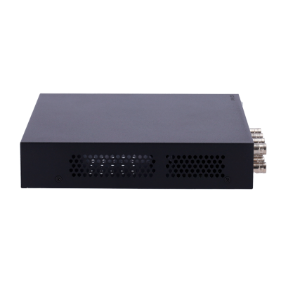 Aparelho eletrônico preto com ventilações e conectores metálicos