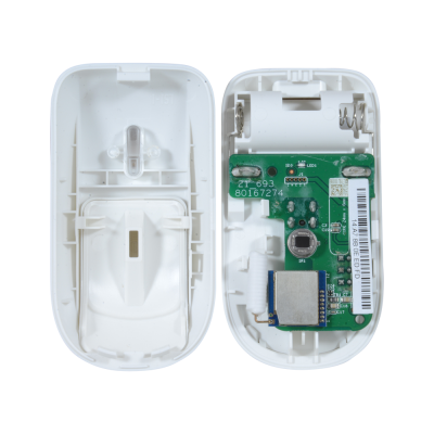 Interior de rato de computador branco desmontado com placa eletrónica verde e molas para baterias