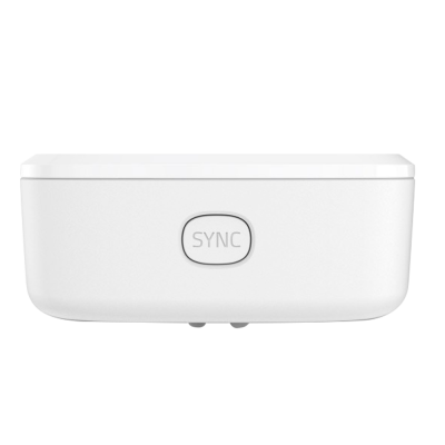 Caixa branca com botão SYNC no centro.
