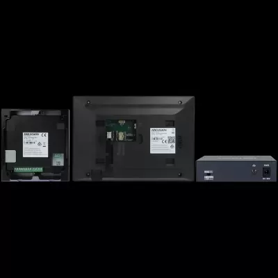 Três dispositivos eletrónicos pretos HIKVISION vistos de traseira com etiquetas e porta de alimentação DC 48V