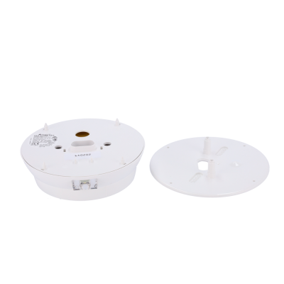 Base e tampa branca redondas em plástico sobre superfície branca