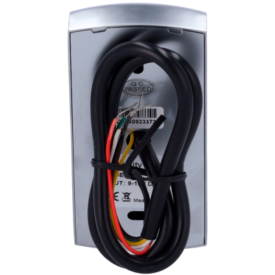 Dispositivo electrónico cinzento com fios coloridos enrolados e selo Q.C. PASSED