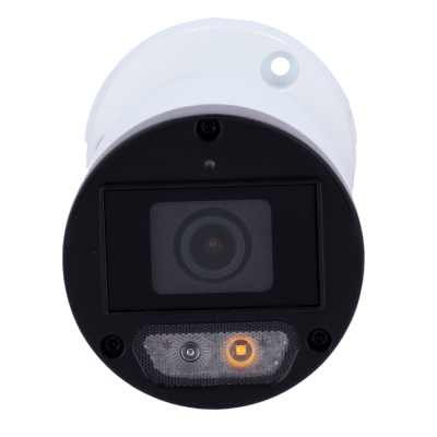 Câmara de vigilância branca e preta com luz LED âmbar acesa