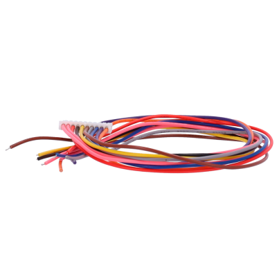 Fios elétricos coloridos com conector branco sobre superfície branca