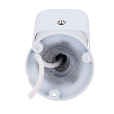 Parte traseira de câmara de vigilância branca com cabo e montagem metálica.