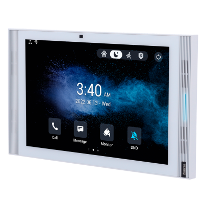 Ecrã digital branco com interface táctil mostrando data, hora e ícones de comunicação