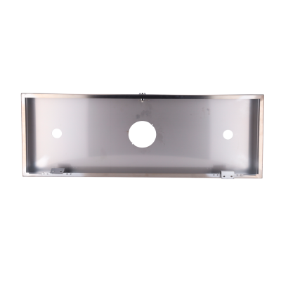 Caixa metálica retangular prateada com três furos redondos