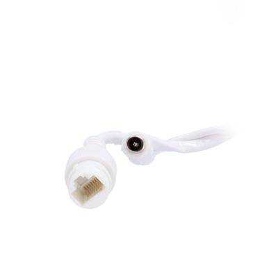 Cabo branco com conectores RJ45 e de alimentação sobre fundo branco