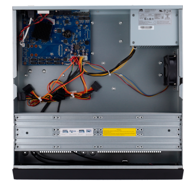 Caixa metálica aberta de equipamento eletrónico com placa azul, cabos multicoloridos, ventoinha e fonte de alimentação