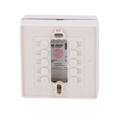 Dispositivo eletrónico branco com etiqueta central e botões