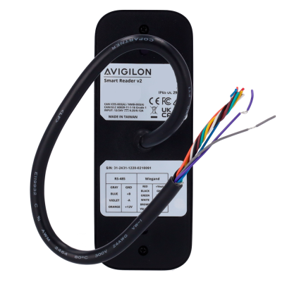 Leitor inteligente Avigilon Smart Reader v2 preto com cabos coloridos e etiquetas técnicas