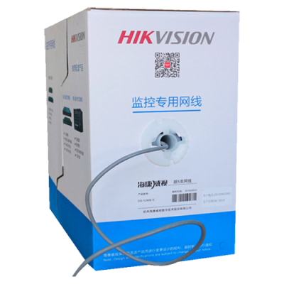 Caixa branca e azul HIKVISION com cabo cinza a sair