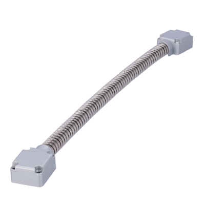 Mangueira flexível metálica com extremidades quadradas de metal cinzento.