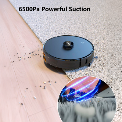 Aspirador robô preto circular entre chão de madeira e tapete bege claro com texto 6500Pa Powerful Suction