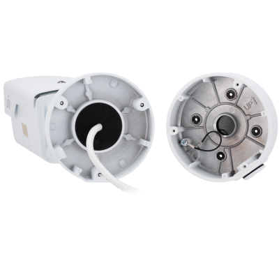 Câmara de vigilância branca desmontada com cabos e suporte de metal cinzento