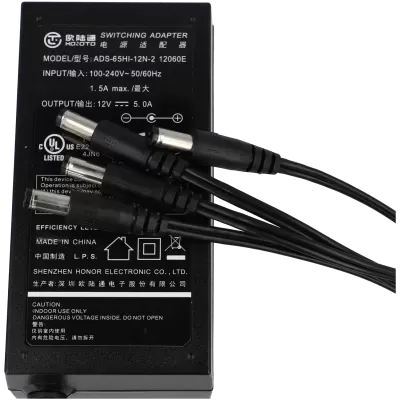 Adaptador de energia preto com vários cabos e conectores DC