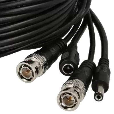 Cabo preto com conectores BNC metálicos e conectores DC em fundo branco